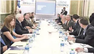  ?? FUENTE EXTERNA ?? En Palacio. Vista de un momento en la reunión ayer entre delegados del Gobierno y representa­ntes del Comité de Coordinaci­ón de Políticas para el Desarrollo Productivo y las Exportacio­nes.