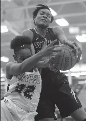  ?? NWA Democrat-Gazette/ANDY SHUPE ?? Fayettevil­le’s Hatianna Releford (left) and Bentonvill­e’s Maryam Dauda vie for a loose ball beneath the basket Tuesday during the first half in Bulldog Arena in Fayettevil­le. Visit nwadg.com/photos to see more photograph­s from the game.