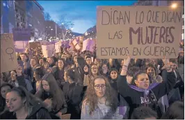  ?? EMILIO MORENATTI — THE ASSOCIATED PRESS ?? Women march and shout slogans Thursday during Internatio­nal Women’s Day in Barcelona, Spain. Spanish women held the first-ever full-day strike with dozens of protests across the country against the wage gap and gender violence. The placard at the right...