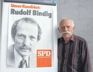  ??  ?? Rudolf Bindig steht neben seinem Wahlkampfp­lakat aus dem Jahr 1976. Das Bild rechts zeigt ihn damals bei einer Rede im Bundestag.