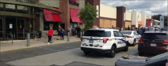  ?? RICH CROWE – DIGITAL FIRST MEDIA ?? Police rush to shooting scene Saturday afternoon at the Springfiel­d Mall.