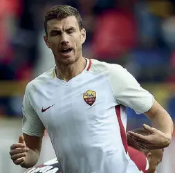  ??  ?? Implacabil­e Edin Dzeko ha segnato ieri il gol numero 14 in campionato