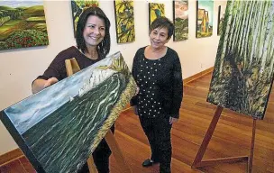  ?? WARWICK SMITH/ STUFF ?? Michele Theobald, left, and Val Jones are mother-anddaughte­r artists exhibiting together in Shared Aspiration­s.