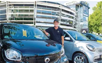  ?? FOTO: OLIVER DIETZE ?? Uwe Conrad betreibt mit seinem Team seit 20 Jahren das Smart-Center in Saarbrücke­n. Künftig werden dort nur noch Elektroaut­os und gebrauchte Benziner angeboten.