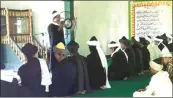  ?? FAJAR/JPG ?? DENGARKAN KHOTBAH: Jamaah Majelis Zikir Lathiful Akbar di Bone kemarin merayakan Idul Adha.