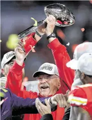  ?? Maddie Meyer / Getty Images ?? El entrenador de los Chiefs, Andy Reid, celebra con el trofeo Vince Lombardi tras coronarse en Miami.