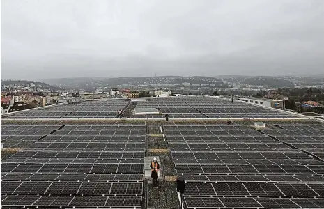  ?? Foto: Michal Kamaryt, ČTK ?? Úspora i pojistka Magistrát není jediný, kdo sází na fotovoltai­ku. Koncem listopadu vznikla vůbec největší solární elektrárna v hlavním městě na střeše Kongresové­ho centra na Vyšehradě. Pomůže nejen zajistit provoz v době výpadku, ale znamená také výraznou úsporu.