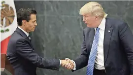  ??  ?? El mandatario mexicano saluda al candidato republican­o a la Presidenci­a de EU, en su reciente encuentro