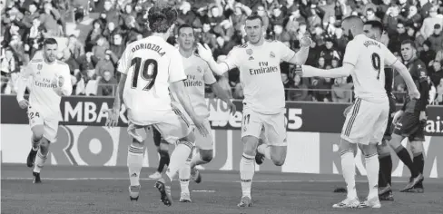  ?? FOTO: AP ?? &gt; Gareth Bale celebra el gol del triunfo ante el Huesca.