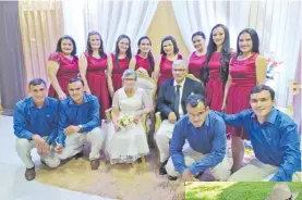  ??  ?? Marcial González Noguera y Ubaldina Urbieta Olmedo junto a sus 12 hijos durante el festejo por los 50 años de matrimonio.