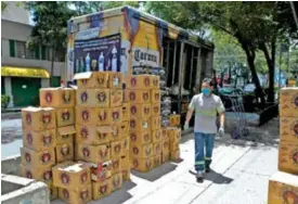  ??  ?? SUMINISTRO. Después de semanas de escasez, la cerveza comienza a llegar a las tienditas de toda la ciudad.