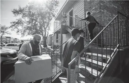  ?? Marie D. De Jesús / Staff file photo ?? Robert Whitfield, his wife, Paula, and their sons deliver food to Afghan families as a way to welcome them to Houston.