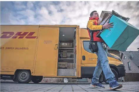  ?? FOTO: KAI KITSCHENBE­RG ?? In der Corona-Zeit hat das Paketaufko­mmen in Duisburg deutlich zugenommen. DHL liefert täglich 25.000 Sendungen aus.