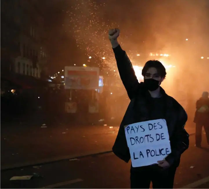  ??  ?? En demonstran­t holder frem en plakat med teksten "Land of rights for the police" under en demonstras­jon mot et forslag til en ny lov. Denne vil reelt kriminalis­ere medienes muligheter for å ta bilder eller under kontroll av mistenkte eller uskyldige mennesker.