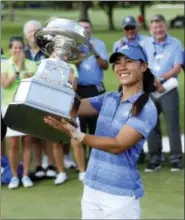  ?? CHARLES REX ARBOGAST — THE ASSOCIATED PRESS ?? Danielle Kang raises the championsh­ip trophy after winning the Women’s PGA Championsh­ip golf tournament at Olympia Fields Country Club Sunday in Olympia Fields, Ill.