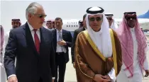  ?? (Reuters) ?? SAUDI FOREIGN MINISTER Adel al-Jubeir welcomes US Secretary of State Rex Tillerson in Jeddah yesterday.