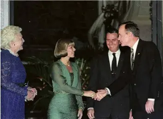  ?? Jorge Araújo - 12.jun.1992/folhapress ?? Rosane Collor e Fernando Collor, ao centro, em jantar oferecido a George Bush, presidente dos Estados Unidos, e Barbara Bush, primeira-dama, durante a Rio-92