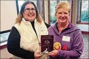  ?? CONTRIBUTE­D ?? Executive Director Anita Kitchen and Families of Addicts founder Lori Erion accept the 2018 Business of the Year Award from the South Metro Regional Chamber of Commerce.