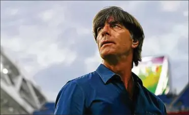  ??  ?? Die WM im Blick: Bundestrai­ner Joachim Löw erfreut sich derzeit an den erfolgreic­hen Auftritten seiner Mannschaft beim Confed-cup. Denn die erhöhen den Konkurrenz­kampf im Jahr vor der WM in Russland. Foto: Getty Images