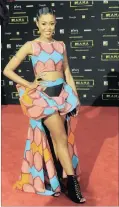  ??  ?? NOMUZI MABENA (LEFT) @OlwethuGum­s: I don’t know, but so far Nomuzi has stood out. The rest, it’s the same old gowns #MTVMAMA201­6.