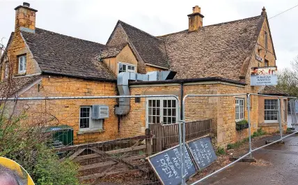  ?? Tom Wren/SWNS ?? > Above, the Coach & Horses which Jeremy Clarkson, left, is rumoured to be buying; below left, rival publican Tom Carty, and, below right, bartender Izzy Jordan, would both welcome Clarkson in their village