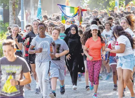  ?? FOTO: CHRISTIAN FLEMMING ?? Eine Rekordteil­nahme beim 6. Interrelig­iösen Friedensla­uf rund um den Kleinen See: 1100 Schülerinn­en und Schüler der verschiede­nsten Lindauer und Lindenberg­er Schulen rennen für einen guten Zweck.