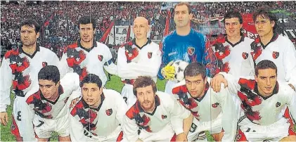  ??  ?? Juntos, en 1995. El primero de arriba es Gerardo Martino y el último de abajo, Lionel Scaloni.