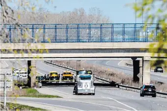  ?? BARRY GRAY THE HAMILTON SPECTATOR ?? The OPP shut down Highway 403 at the Wayne Gretzky Parkway after concrete fell onto the highway. It’s the second time this year that police have had to close the 403 because of falling concrete.