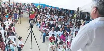  ??  ?? CABILDO ABIERTO. Momentos en que el alcalde Walter Perdomo consultaba a los pobladores sobre si estaban de acuerdo o no con el proyecto. Todos lo respaldan a cambio de trabajo y obras.