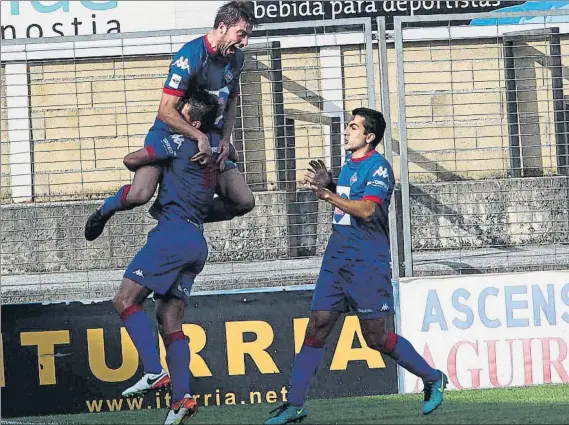  ?? FOTO: L. M. UNCITI ?? Cambio de rumbo El Amorebieta buscará ante el Arenas romper una racha de tres derrotas seguidas en su campo de Urritxe en este comienzo de temporada