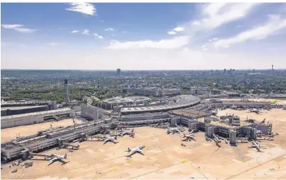  ?? FOTO: IMAGO IMAGES ?? Abfertigun­gsfinger des Flughafens Düsseldorf: Der Airport
möchte gerne weiter wachsen.