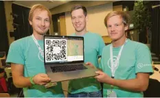  ?? Foto: Michael Hochgemuth ?? Die Webentwick­ler Leonhard Melzer, Simon Abbt und Michael Jaser (von links) haben auf dem Hackathon „Peerabilit­y“entworfen.