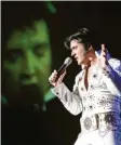  ??  ?? King of Rock ’n’ Roll Elvis erwacht im Musical zum Leben.