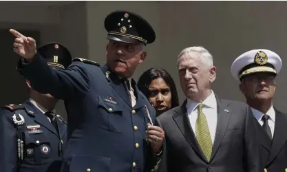  ?? FOTO: REBECCA BLACKWELL/TT-AP ?? Mexikos dåvarande försvarsmi­nister Salvador Cienfuegos under ett möte med USA-kollegan Jim Mattis i Mexico City 2017.