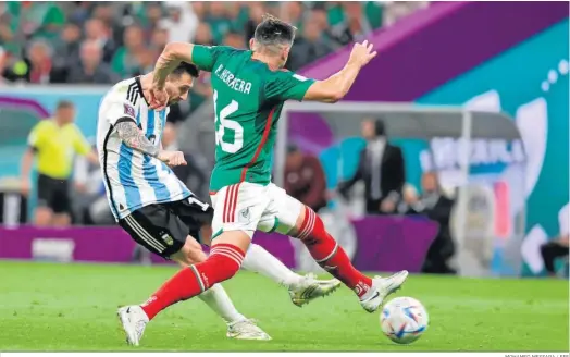  ?? MOHAMED MESSARA / EFE ?? Messi dispara a portería, pese al intento de Héctor Herrera de evitarlo, en el primer gol de Argentina.