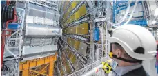  ?? FOTO: DPA ?? Atlas-Experiment in Genf: Der Detektor gehört zum Teilchenbe­schleunige­r Large Hadron Collider und liegt rund 100 Meter unter der Erde.