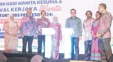  ?? — Bernama photo ?? Sim (fourth right) and Women, Family and Community Developmen­t Minister Datuk Seri Nancy Shukri jointly launch the two events.