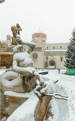  ??  ?? In centro Piazza Duomo e la fontana del Nettuno coperte di neve (Rensi)J