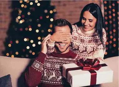  ?? Foto: Shuttersto­ck ?? Geschenke sollte man frühzeitig besorgen – Zeitnot ist kein guter Ratgeber.