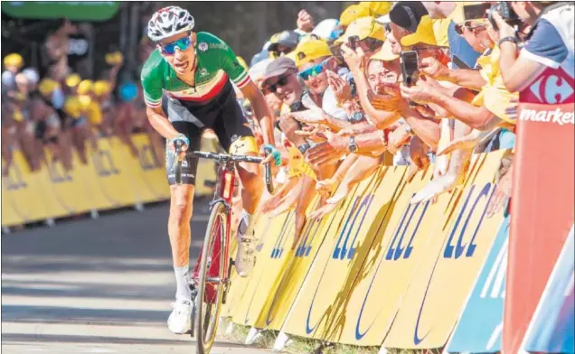  ??  ?? EXHIBICIÓN. Fabio Aru se exprimió en los últimos metros de la etapa de ayer: logró el triunfo, sacó algo de tiempo a los favoritos y presentó su candidatur­a a la general.