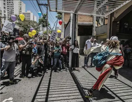  ??  ?? Estudantes que foram prestar prova do Enem no domingo (12) na Uninove, na Barra Funda, zona oeste de São Paulo