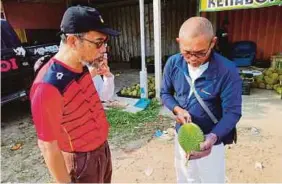  ?? (Foto Abnor Hamizam/bh) ?? Bakri ketika mengadakan lawatan ke dusun durian di Kampung Chennah, Jelebu, semalam.