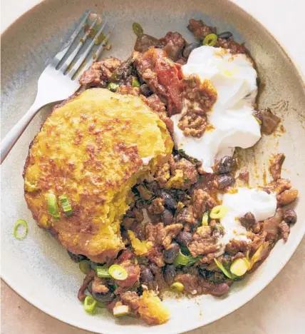  ?? DAVID MALOSH/THE NEW YORK TIMES ?? Biscuit-topped turkey chili in a cast-iron skillet doesn’t need hours of simmering. It’s weeknight fast.