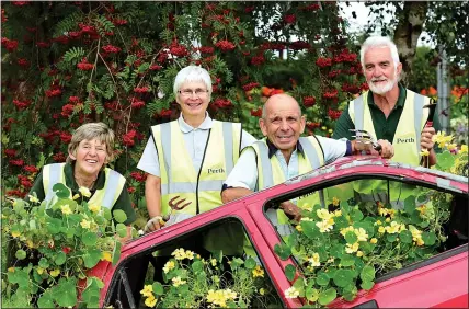  ??  ?? BLOOMING GOOD IDEA: Waste from old tyres and from an old car were upcycled into floral displays