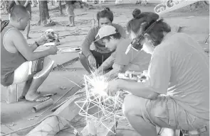  ?? JOY TORREJOS ?? Workers start the constructi­on of a giant Christmas tree at Fuente Osmeña in Cebu City.