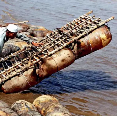  ?? VCG ?? Las balsas de piel de cordero son el único medio de transporte en el curso superior del río Amarillo.