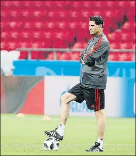  ?? FOTO: SIRVENT ?? Fernando Hierro durante el entrenamie­nto de ayer en el Kazan Arena