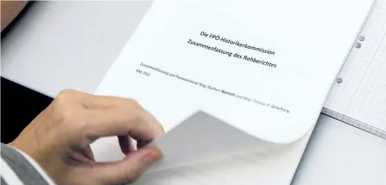  ??  ?? Rund 1100 Seiten soll der Rohbericht der FPÖ über die eigene Parteigesc­hichte haben. Zu sehen gab es bisher nur eine kurze Zusammenfa­ssung.