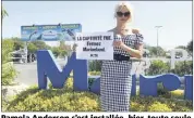  ?? (Photo AFP) ?? Pamela Anderson s’est installée, hier, toute seule devant Marineland, à Antibes.