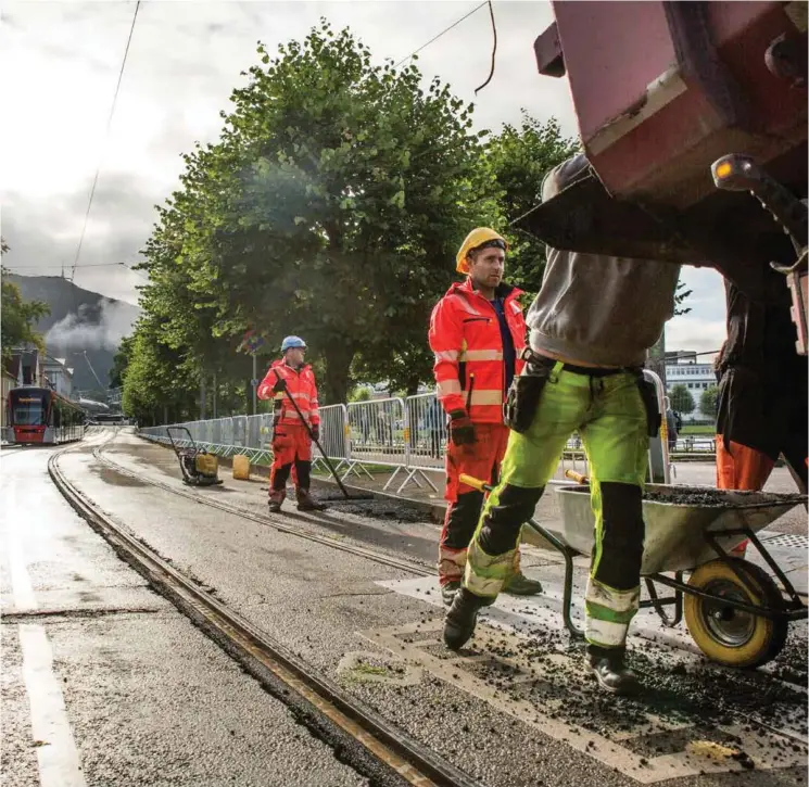  ??  ?? Store områder i Bergen måtte få ny asfalt til VM. Asfalterin­gsarbeidet har ført til stengte gater, og Bybanen har måttet flytte avgangshol­deplass.